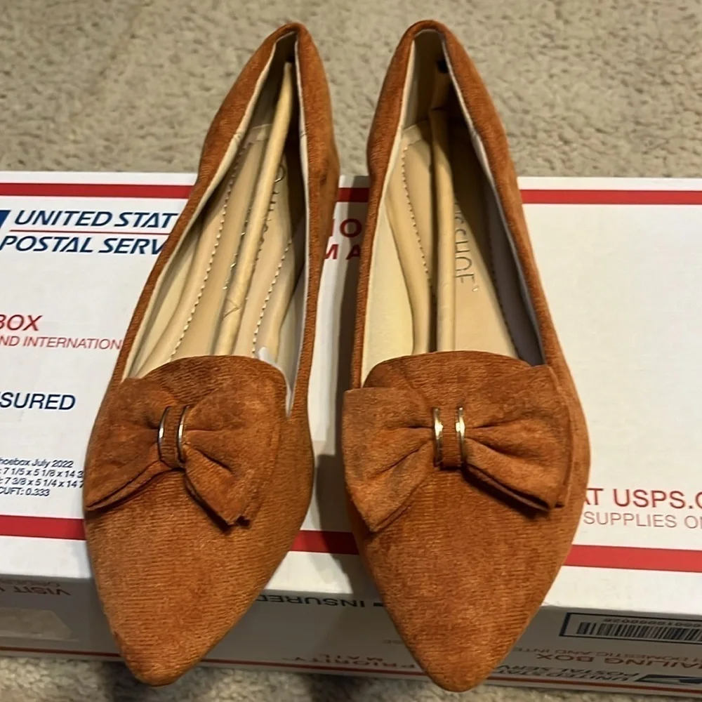 - NEW size 6  MUSSHOE Flat Shoes Women Comfortable Pointed Toe Slip on Flats
